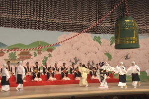 道成寺の鐘を気にする花子