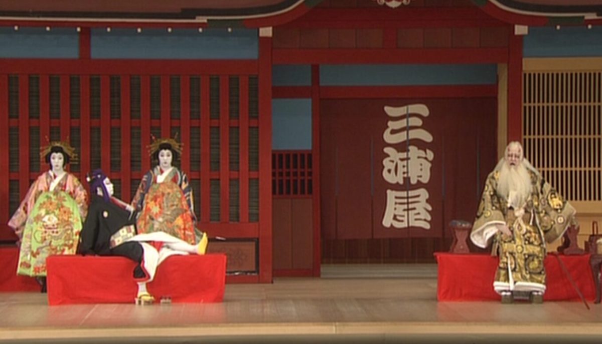 助六由縁江戸桜の見どころ場面、助六が意休にキセルを差し出してる