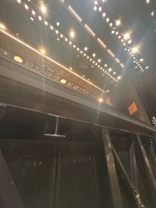 大セリの下から舞台へ