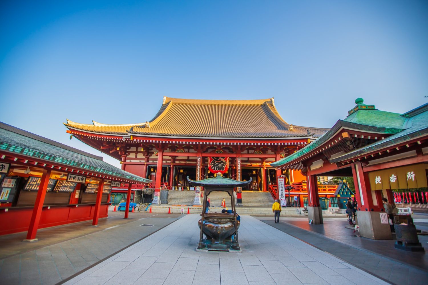 浅草寺本堂と香炉、参道から見た朱塗りの本堂