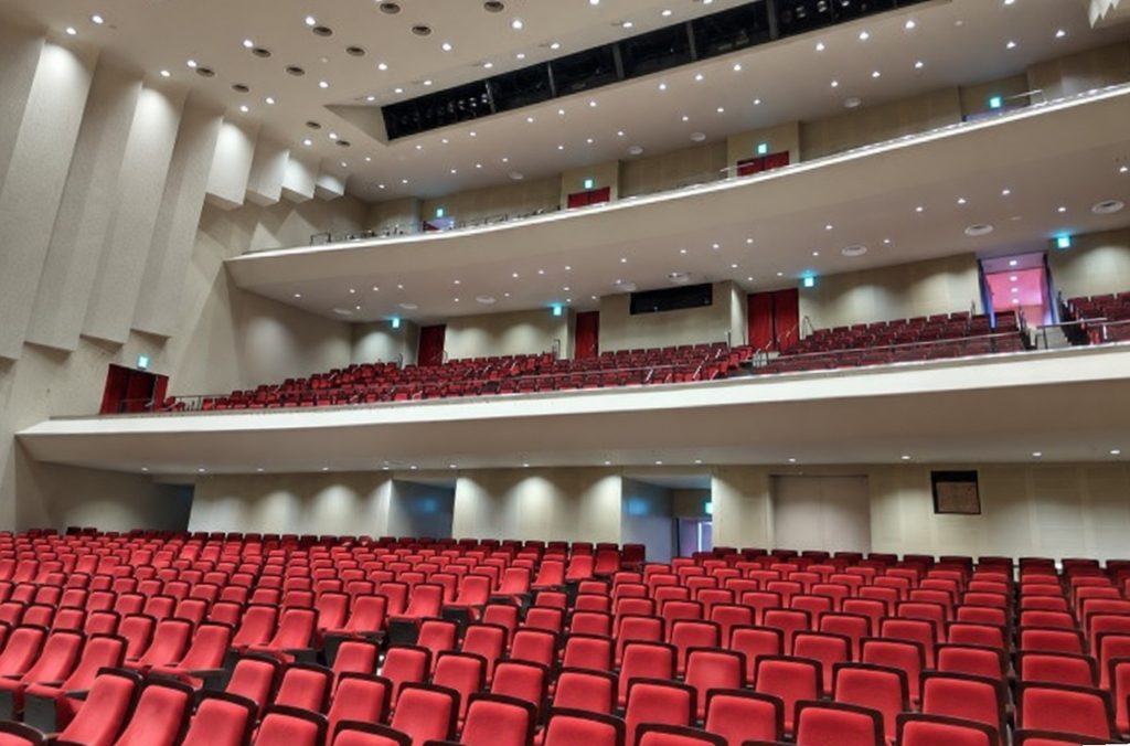 浅草公会堂の客席全体。1階・2階・3階の3層構造がわかる舞台側からの眺め