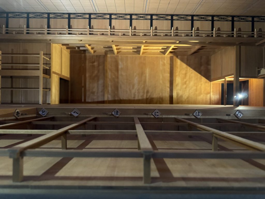 小屋内部の構造模型を別の角度から