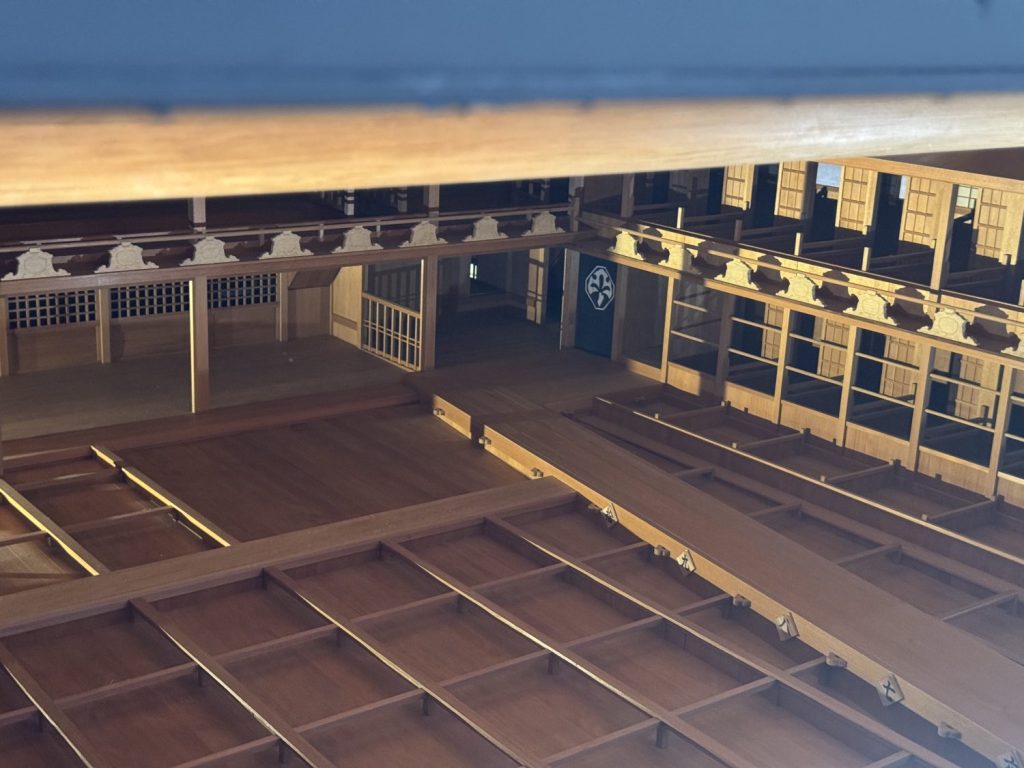 小屋内部の構造模型
