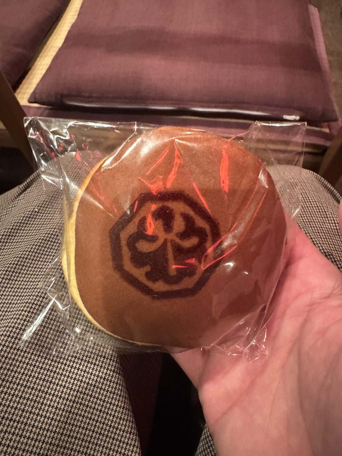 中村屋の角切銀杏の紋が焼き印されたどら焼き