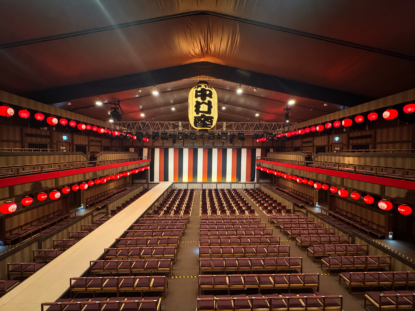 平成中村座のお大尽席からの眺め。2階正面中央から舞台と定式幕を見下ろす